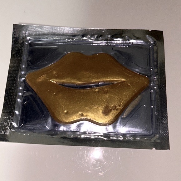 FREE (with buy) Gold Lipgloss Sample - Picture 1 of 3